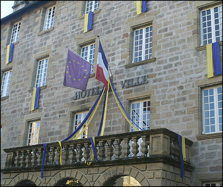 La mairie de Brive-la-Gaillarde a pris des couleurs...